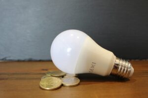 Caro-energia, le piccole imprese pagano di più delle grandi: +75% per luce e +133% per gas