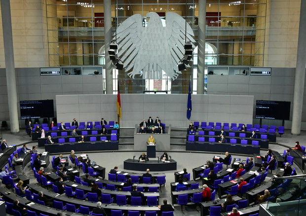 Germania, scandalo mascherine investe il ministro della Salute Spahn