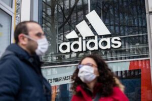 Adidas, rivisti al rialzo i ricavi nonostante il boicottaggio della Cina: +20% nel 2021
