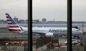 American Airlines cancella oltre 1.400 voli, manca personale