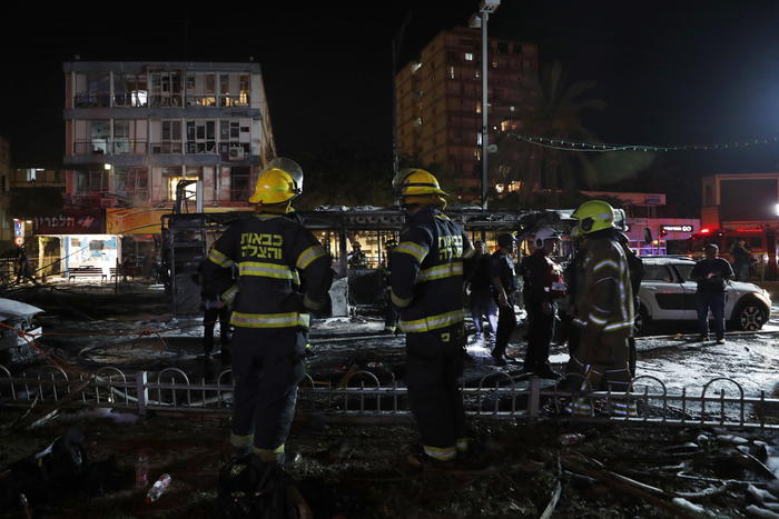 Hamas, un razzo colpisce un oleodotto ad Ashkelon: grande incendio