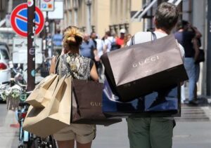 Shopping, il Covid rivoluziona il mondo degli acquisti online e in loco