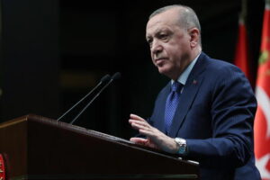 Turchia, la lira crolla e ad affossarla è Erdogan: nuovo attacco ai tassi di interesse