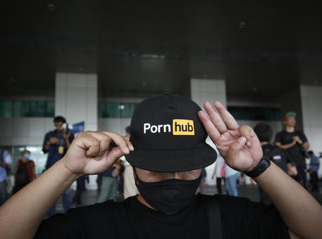 Pornhub, silurati i video degli utenti non verificati