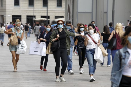 Shopping in corso Vittorio Emanuele durante la fase 2 dell'emergenza Coronavirus a Milano, 30 maggio 2020.ANSA/Mourad Balti Touati
