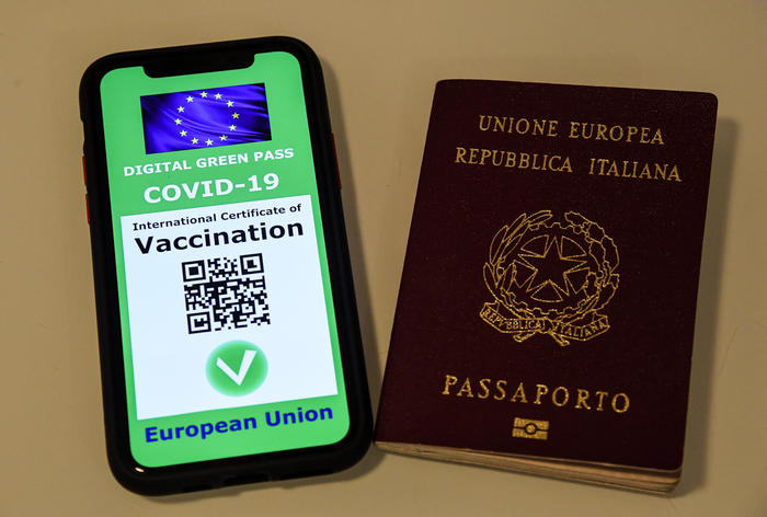 Una ricostruzione grafica del Green pass, il certificato digitale Covid dell'Ue, Roma, 9 giugno 2021.