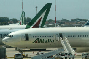 Alitalia, DL Lavoro: previsti 100 milioni per rimborso biglietti