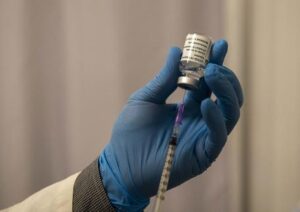 Vaccini nelle farmacie, Federfarma e Fofi pronti a partire