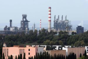 ArcelorMittal: rallentano produzione e piani di investimento
