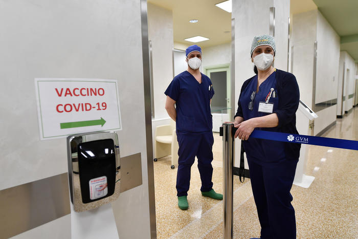 Due sanitari della clinica Villa Serena, che ha messo a disposizione la struttura per le vaccinazioni contro il Covid-19. Genova, 15 marzo 2021.