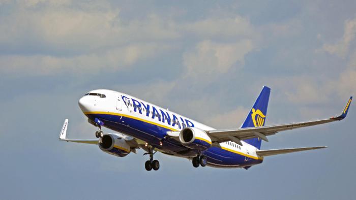 Un aeromobile della Ryanair decolla dall'aeroporto di Roma Leonardo Da Vinci, Fiumicino, 25 settembre 2017.