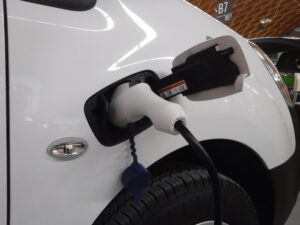 Auto, le ibride elettriche sorpassano il diesel nel terzo trimestre: quota di mercato in Ue al 20,7%