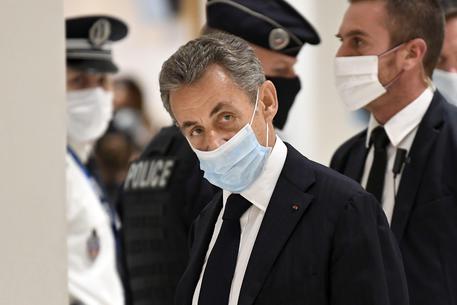 Former French president Nicolas Sarkozy (C) arrives for the opening hearing of his trial for attempted bribery of a judge, on November 23, 2020 at Paris' courthouse. - Prosecutors say Sarkozy promised the judge a plush job in Monaco in exchange for inside information on a separate inquiry into claims he had accepted illicit payments from L'Oreal heiress Liliane Bettencourt during his 2007 presidential campaign. Though he is not the first modern French head of state in the dock, Sarkozy is the first to face corruption charges. (Photo by Bertrand GUAY / AFP)