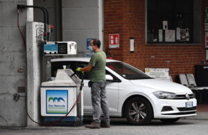 Carburanti: giù benzina e gasolio, schizza il metano