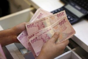 Turchia, la Banca centrale taglia ancora i tassi e la lira crolla