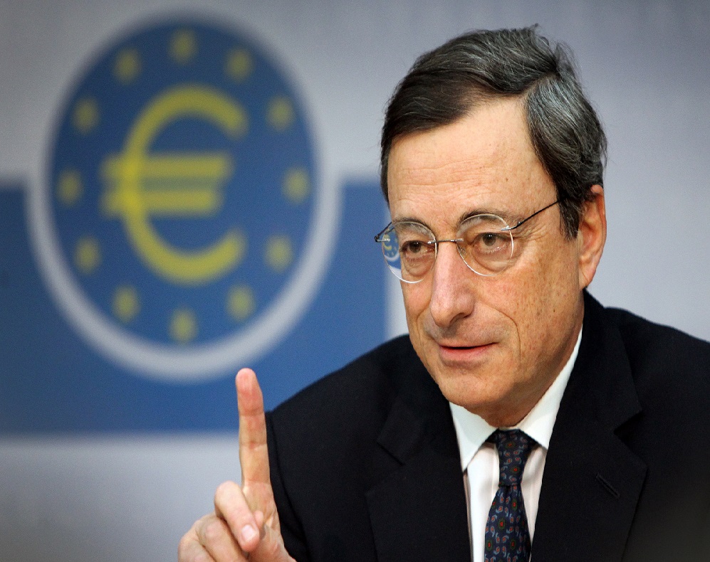 Piazza Affari debole con lo spread sopra 240 punti e in attesa di Draghi