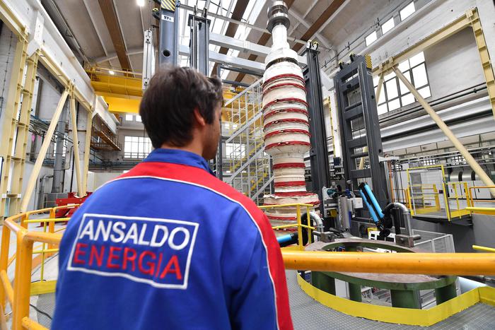 Un operaio dell'Ansaldo Energia controlla GT36, la prima turbina a Gas costruita interamente negli stabilimenti di Ansaldo Energia di Genova, a margine della sua presentazione alla stampa. 23 febbraio 2018 a Genova. ANSA/LUCA ZENNARO