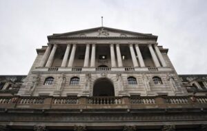 Gb, la Bank of England taglia le stime di crescita