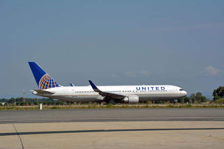 Usa, United Airlines riparte dalla sicurezza: licenzia 593 dipendenti no vax