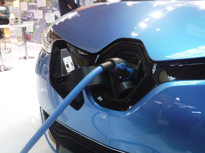 Auto elettriche: in Italia si vorrebbero comprare ma mancano le colonnine di ricarica