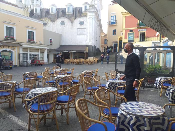 The first tables outside the bars in the Piazzetta di Capri, with the start of the yellow zone, have returned from this morning. The slow return to normality also on the island of Capri (Naples) after months of closures, 26 April 2021. ANSA/CATUOGNO