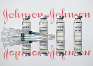 Vaccini, J&J conferma gli impegni. Governo: giovedì nuovo piano, per ora escluso lockdown