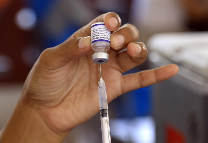Vaccini, Ue accelera le consegne di Pfizer