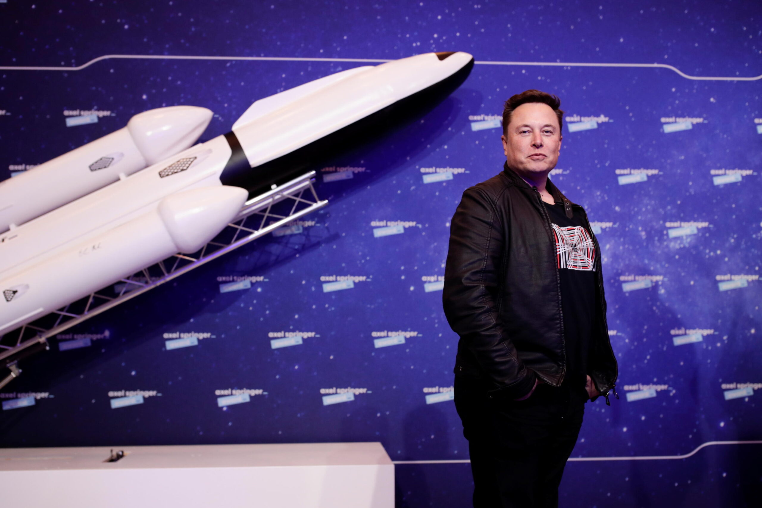 epa08855465 SpaceX owner and Tesla CEO Elon Musk poses after arriving on the red carpet for the Axel Springer award, in Berlin, Germany, 01 December 2020.  EPA/HANNIBAL HANSCHKE / POOL