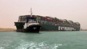 Suez, il canale vale il 12% del commercio mondiale. Ricavi per 5,6 miliardi