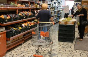 Codacons: “Carrello spesa aumentato di quasi 900 euro. Meloni tagli l’Iva”
