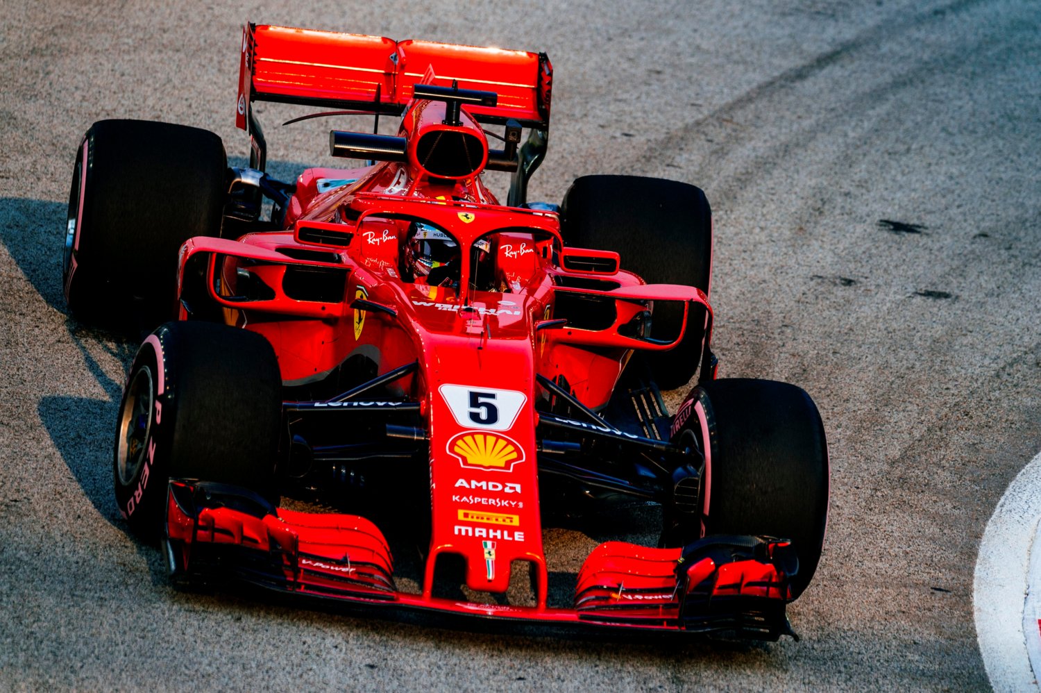 Piazza Affari debole, Ferrari sotto pressione