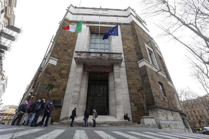 Alitalia, Mise: “tuteliamo gli interessi del Paese”
