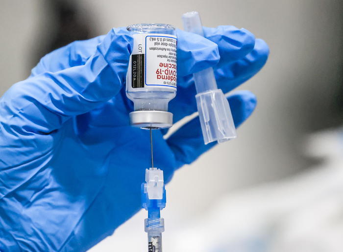 Moderna tiene, le vendite del vaccino anti-Covid superano le stime e perde meno del previsto