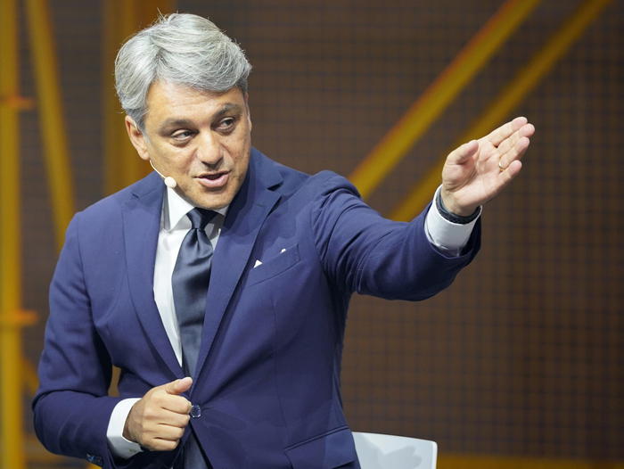 epa08935887 (FILE) - Then Seat CEO Luca de Meo gestures during the presentation of the Cupra Travascan during the IAA motor show in Frankfurt, Germany, 10 September 2019 (reissued 13 January 2021). Groupe Renault CEO Luca de Meo will present the French carmaker's strategic plans called 'Renaulution' at the group's headquarters on 14 January 2021.  EPA/RONALD WITTEK *** Local Caption *** 55456747