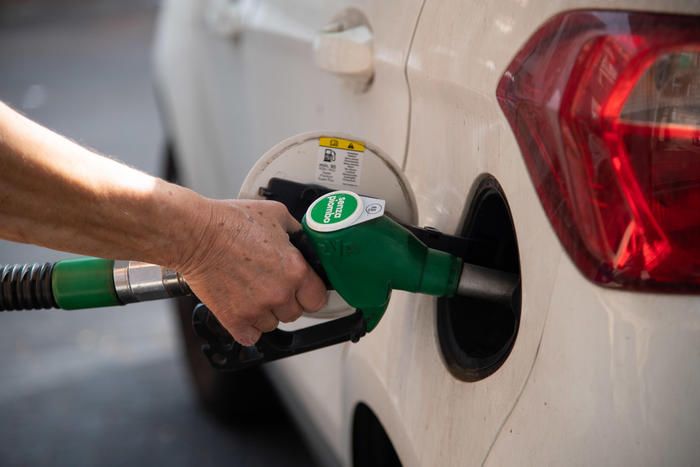 Un uomo rifornisce di benzina la propria auto ad un distributore di benzina a Roma, 11 agosto 2021.