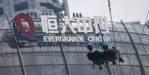 Evergrande schiva di nuovo il default: paga tre cedole e vola ad Hong Kong