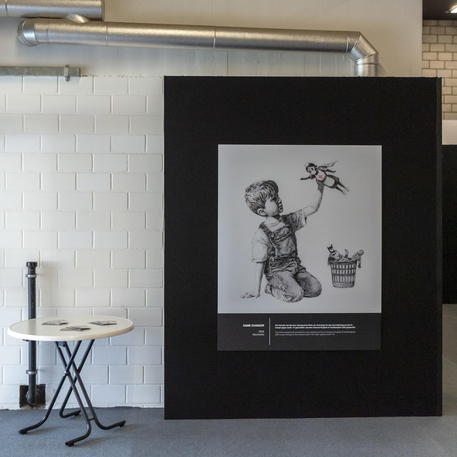Solidarietà Covid, l’artista Banksy vende un suo quadro per raccogliere fondi per gli ospedali inglesi