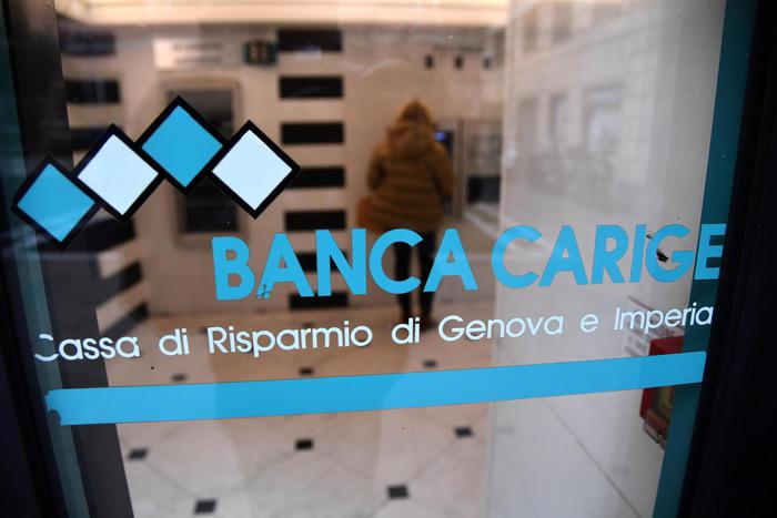 Pubblicita' e insegne di Banca Carige davanti alla sede, Genova, 08 gennaio 2019. ANSA/LUCA ZENNARO