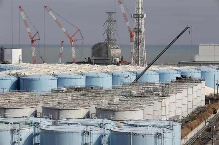 Fukushima, arriva la decisione del governo di rilasciare acqua contaminata nell’Oceano Pacifico. La protesta di Greenpeace