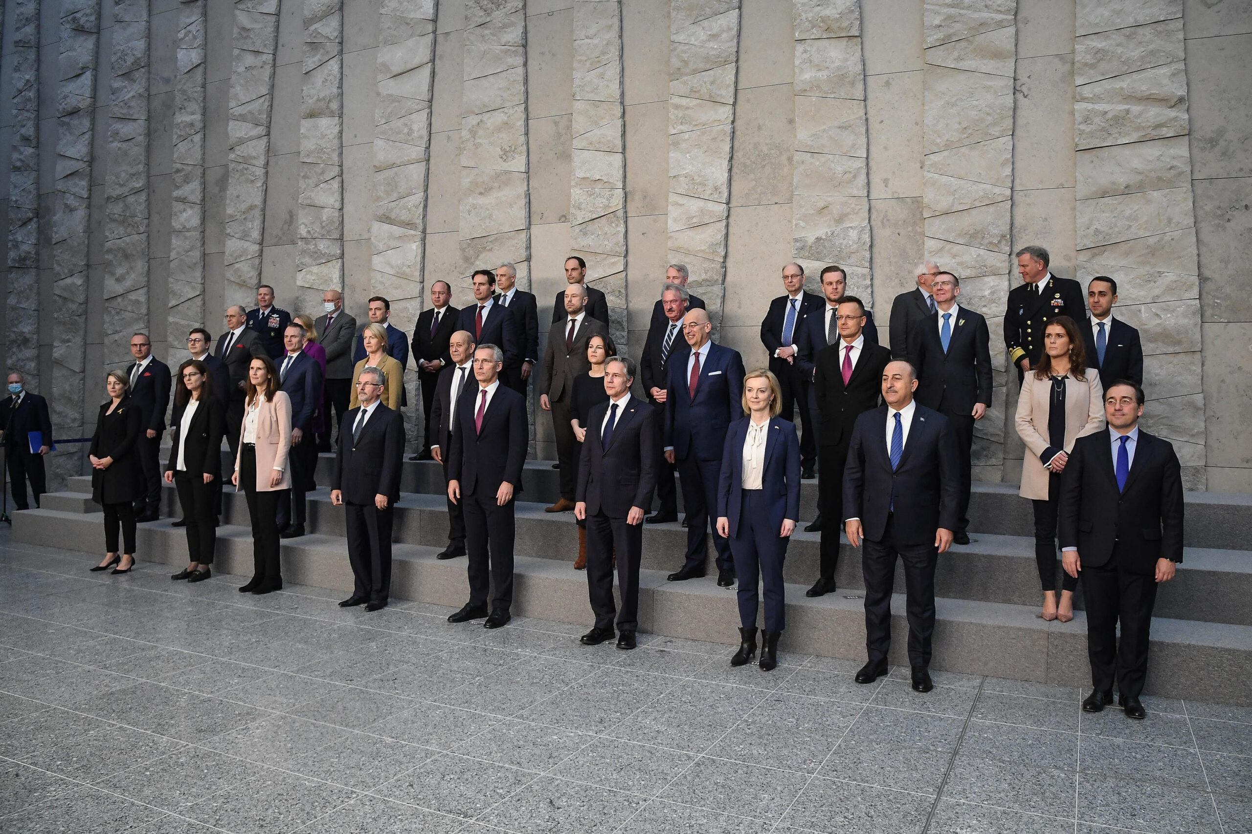 Il ministro degli Esteri Luigi Di Maio alla sede NATO di Bruxelles durante la  foto di famiglia in occasione della Riunione del Consiglio Nord Atlantico in Sessione Ministri degli Esteri, 4 marzo 2022.