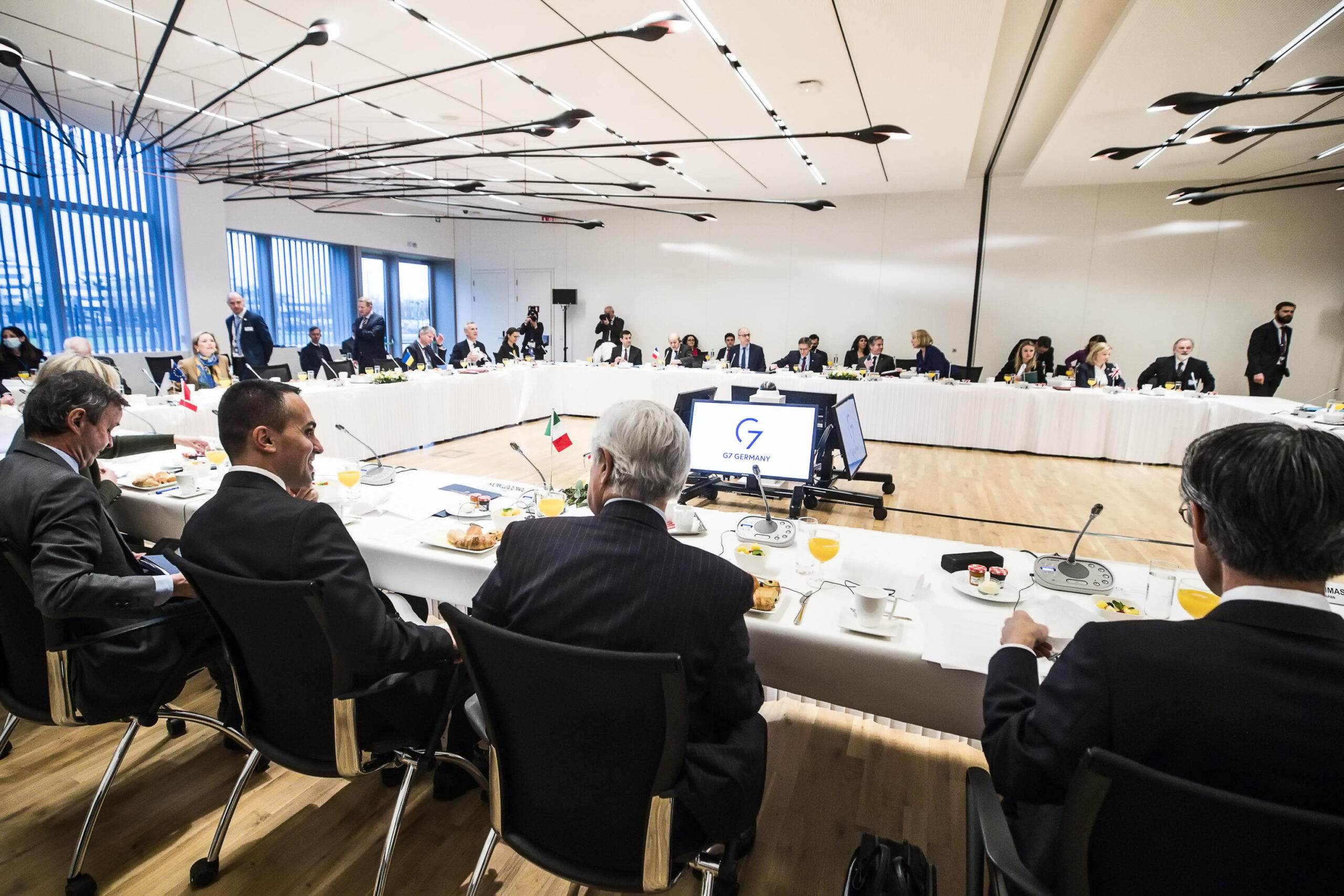 Il ministro degli Affari Esteri Luigi Di Maio partecipa alla riunione dei Ministri degli Affari Esteri del G7 presso la NATO, durante la missione a Bruxelles, 07 aprile 2022. ANSA/ANGELO CARCONI