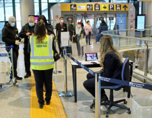 Covid, nuove regole per i viaggi: dall’Ue in Italia solo Green Pass