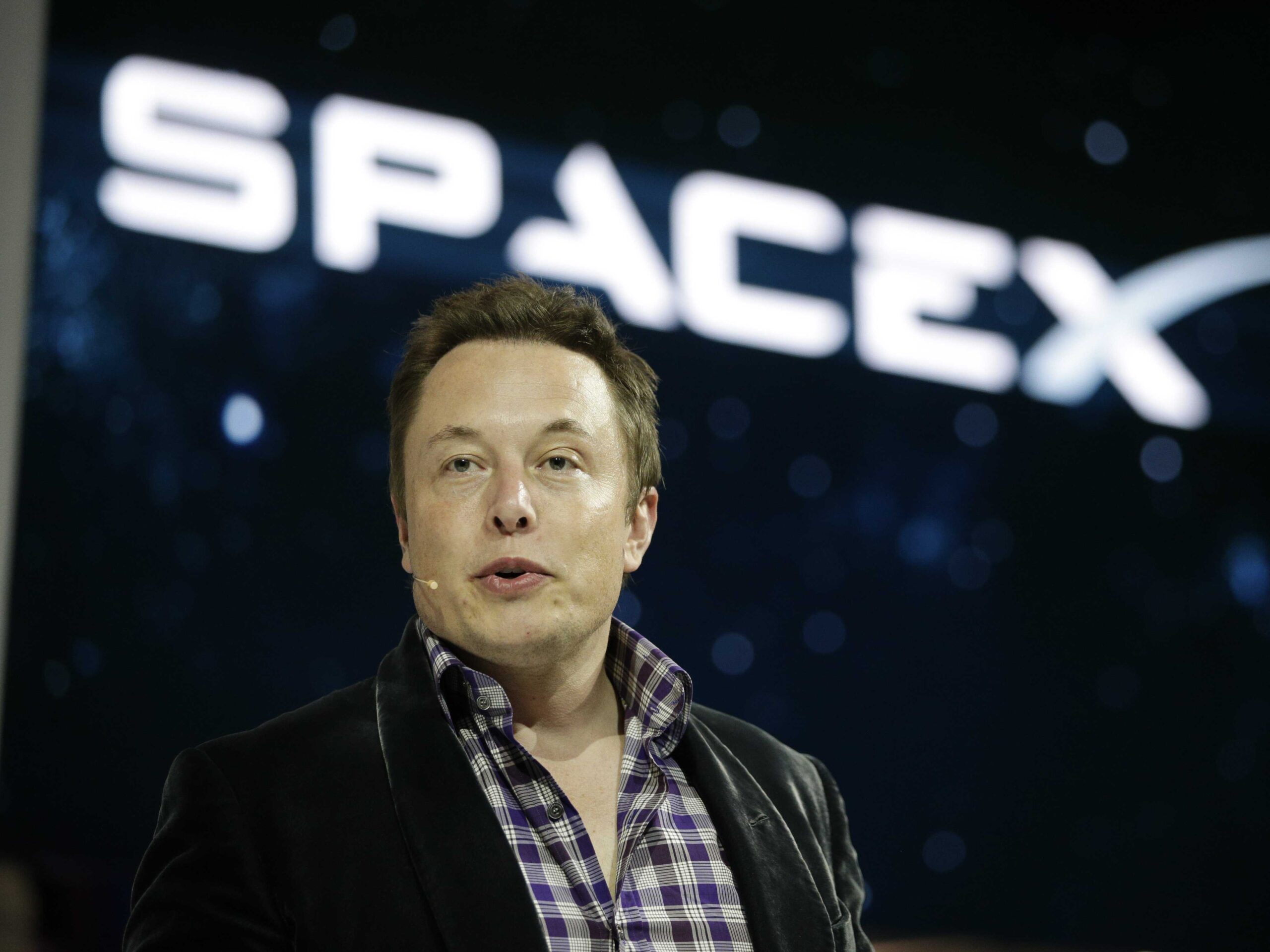 SpaceX, Elon Musk ha venduto il primo biglietto per la Luna