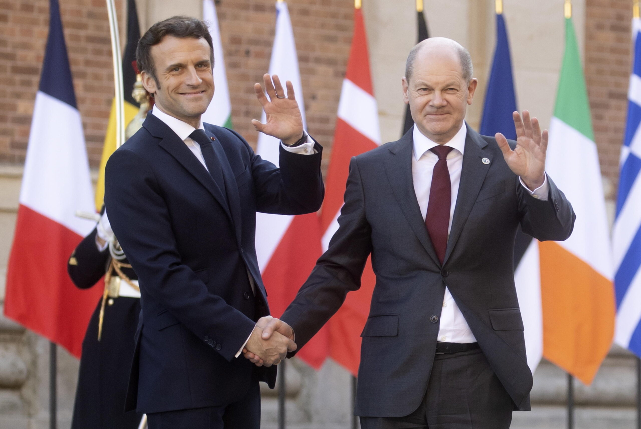 Difesa ed energia, lunedì incontro Macron-Scholz. Su Azovstal una “pioggia di bombe”