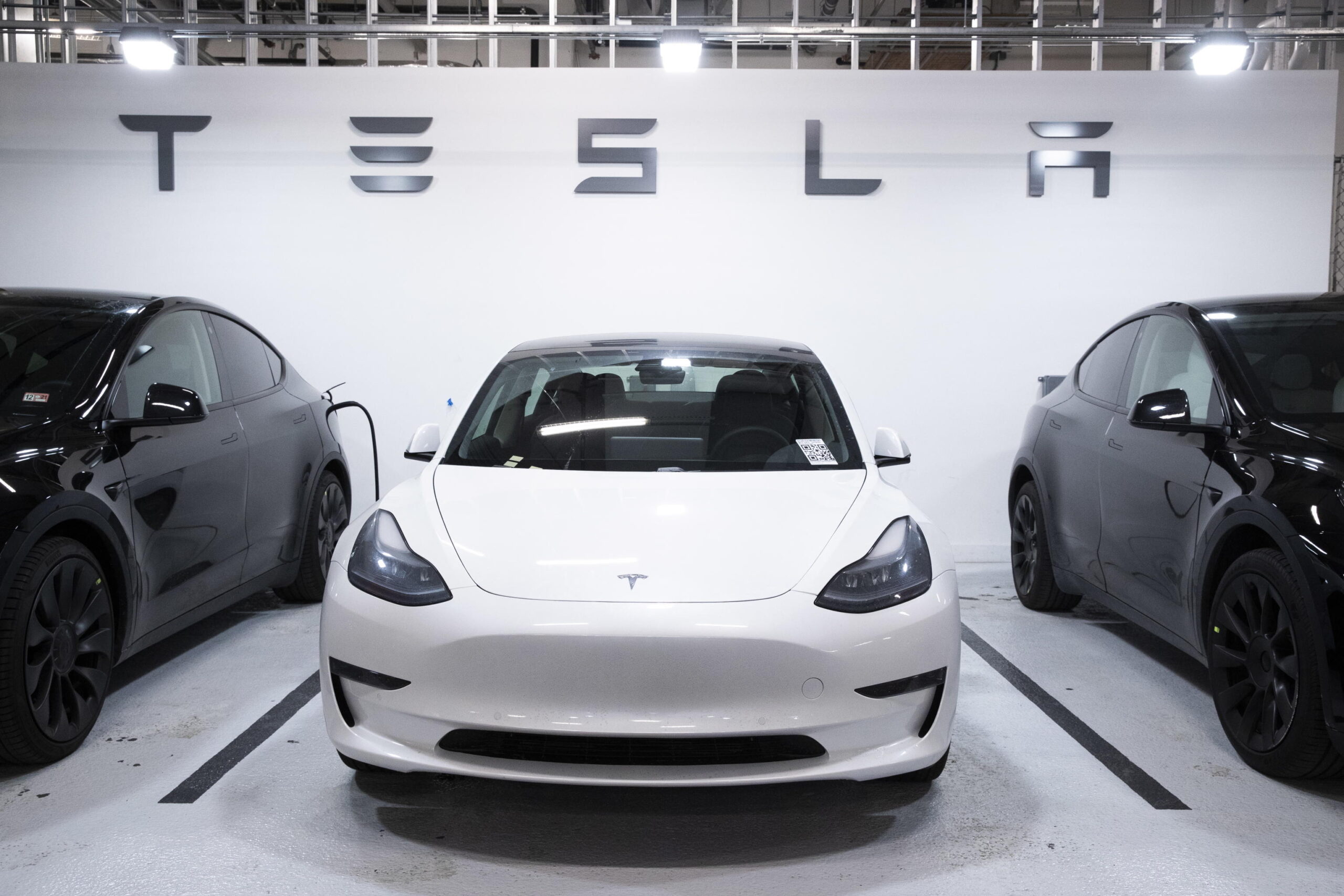 Tesla, volano gli utili nel quarto trimestre: più di 8 volte il 2020