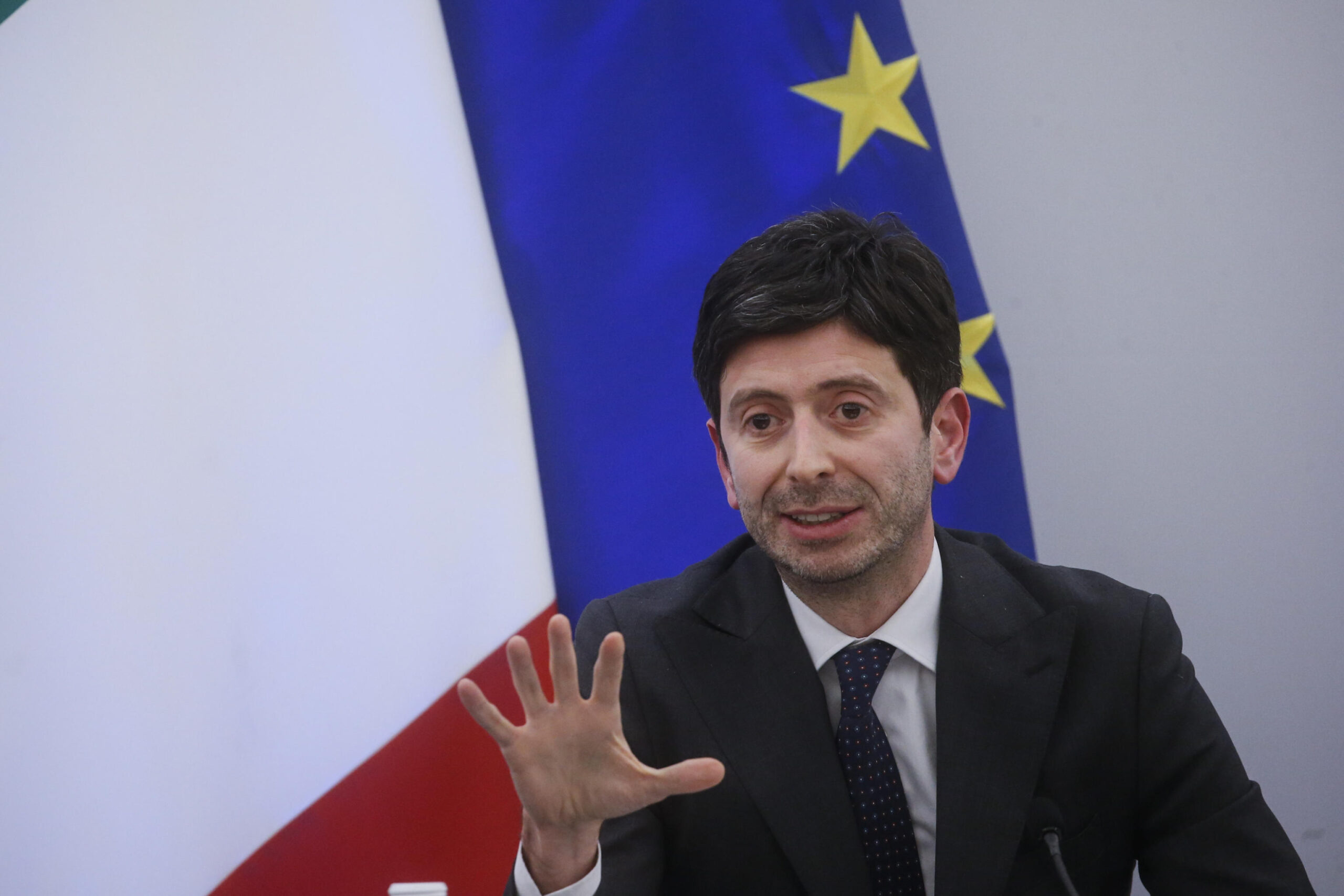 Il ministro della Salute Roberto Speranza durante una conferenza stampa al termine del consiglio dei ministri, Roma, 2 febbraio 2022.