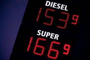 Caro benzina, aumentano le auto a diesel e i prezzi vanno alle stelle