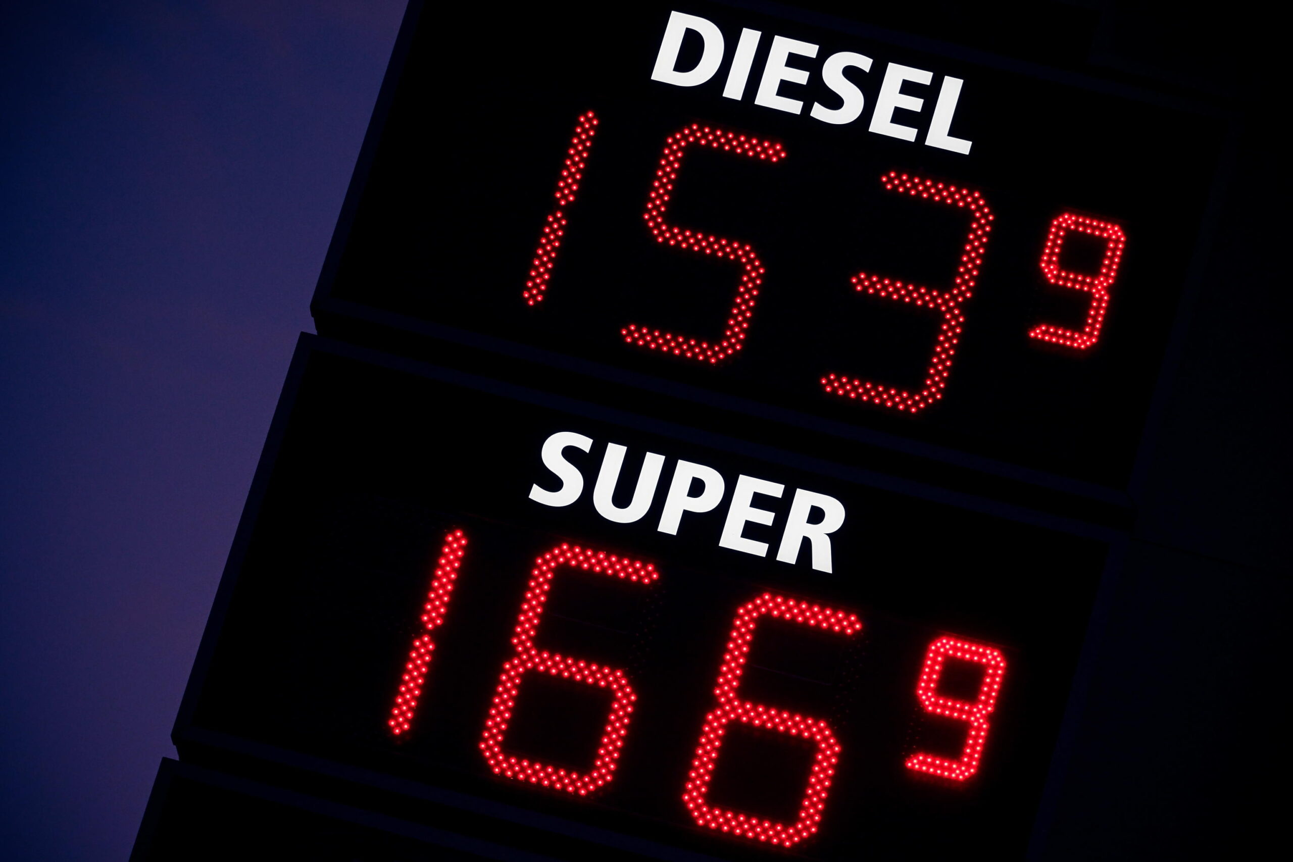Caro benzina, aumentano le auto a diesel e i prezzi vanno alle stelle