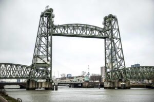 Rotterdam e il ponte da smantellare per far passare il mega yacht di Jeff Bezos