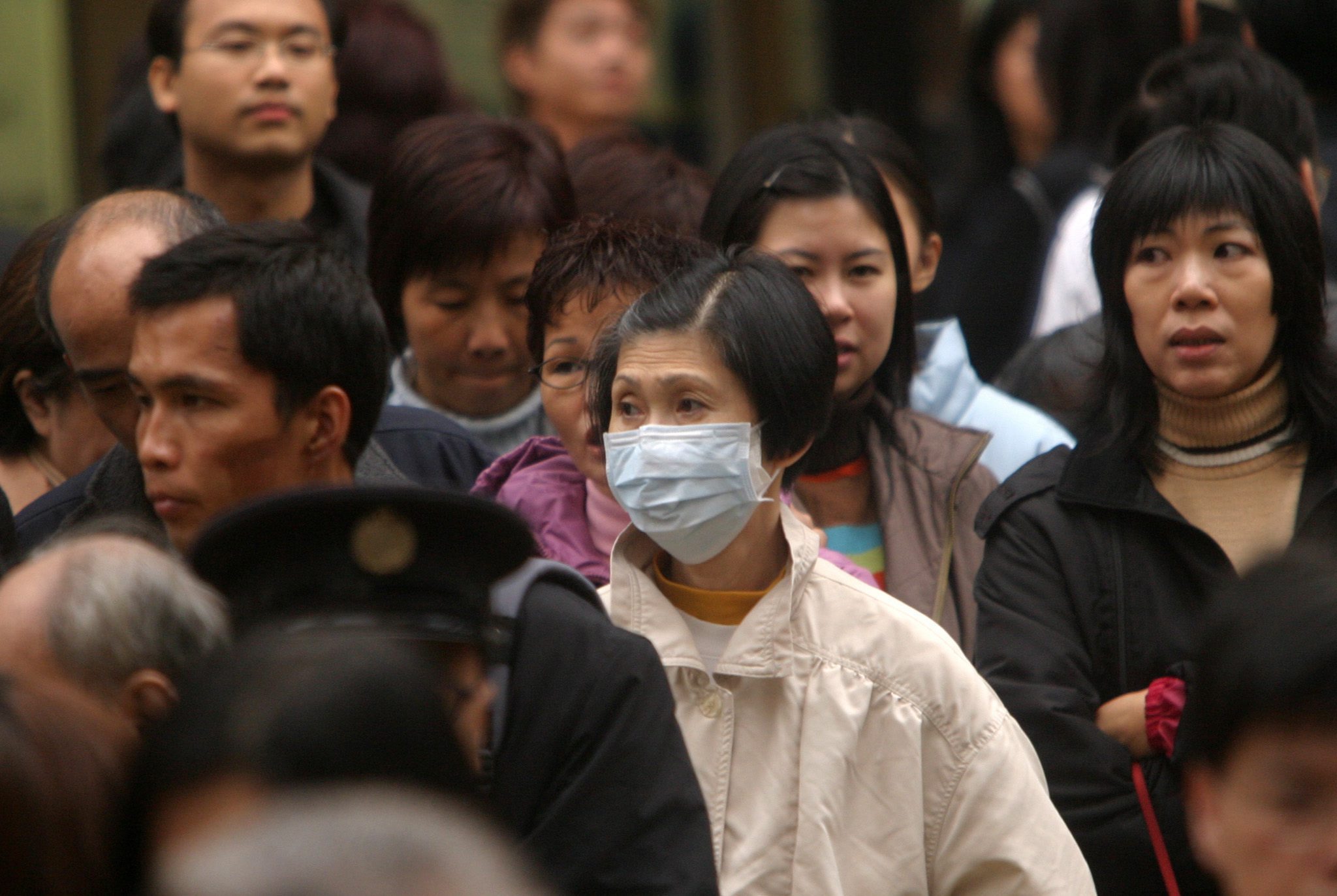 SARS: CINA, CONFERMATO TERZO CASO SECONDO HONG KONG - A woman wears a respitory mask on the streets on Hong Kong on Tuesday, 13 January 2004. The Hong Kong Government has asked the public to wear a mask if they have cold or flu like symptoms after the Guangdong Department of Health in Southern China has confirmed a second suspected Sars case, but another possible case in Shenzhen has turned out to be a false alarm.  ANSA/PAUL HILTON /KLD